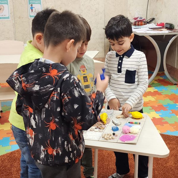 تم آموزشی من و تن - مهرماه 1402 - پیش‌دبستان مصباح دانش - 24