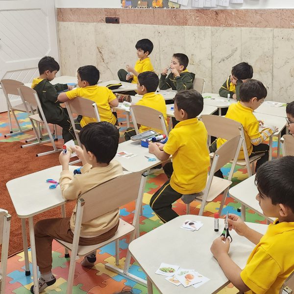 تم آموزشی من و تن - مهرماه 1402 - پیش‌دبستان مصباح دانش - 1