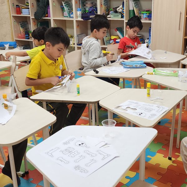 تم آموزشی من و تن - مهرماه 1402 - پیش‌دبستان مصباح دانش - 20