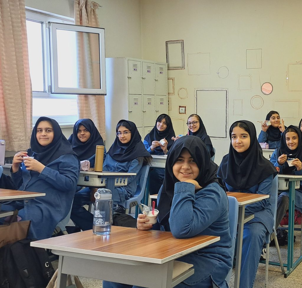 پذیرایی به مناسبت مبعث- متوسطه دوره اول دخترانه