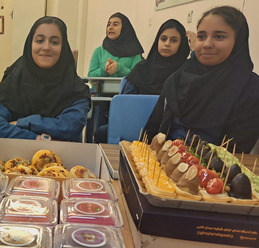 پذیرایی به مناسبت مبعث- متوسطه دوره اول دخترانه