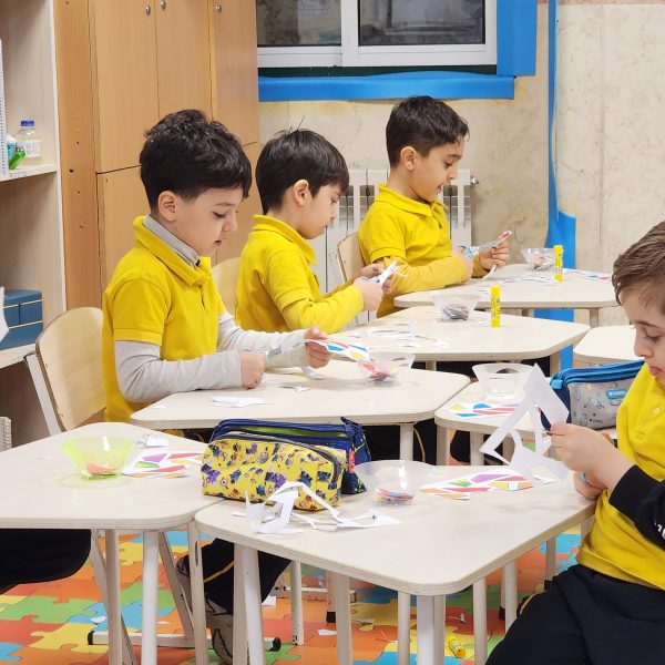 تم آموزشی ایران من، جهان ما – سال تحصیلی 1404-1403 – پیش‌دبستان مصباح دانش - 42