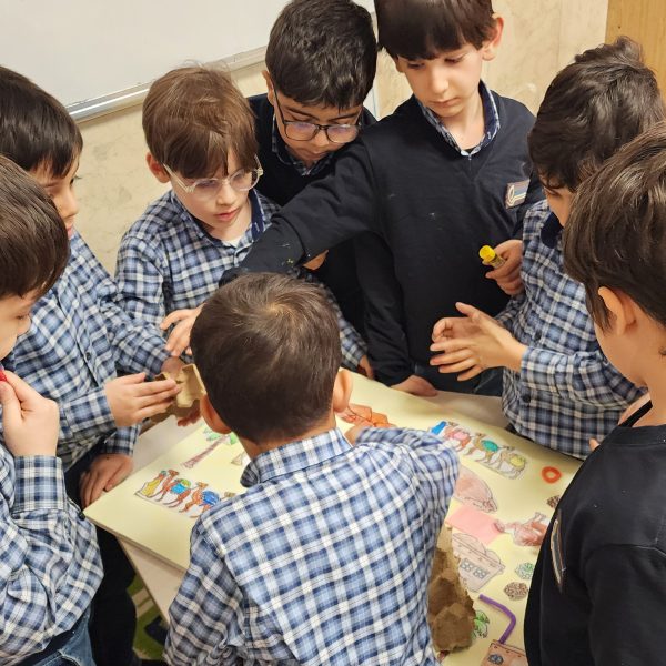 تم آموزشی ایران من، جهان ما – سال تحصیلی 1404-1403 – پیش‌دبستان مصباح دانش - 43