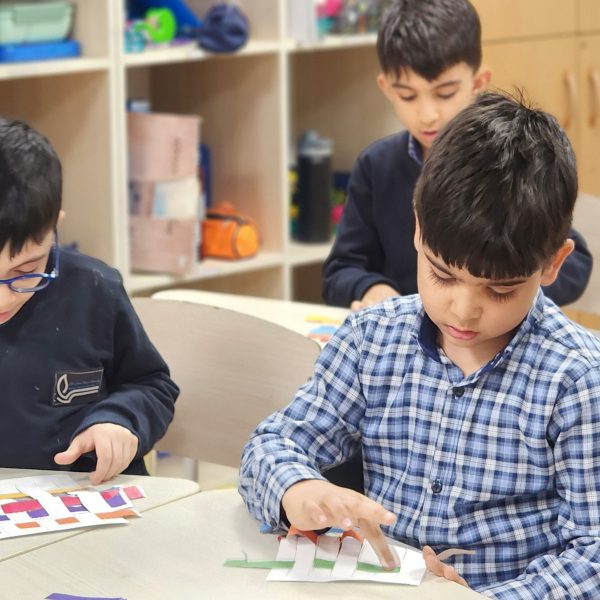 تم آموزشی ایران من، جهان ما – سال تحصیلی 1404-1403 – پیش‌دبستان مصباح دانش - 52